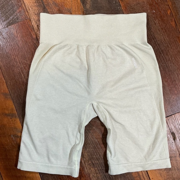 Gymshark Adapt Camo Seamless Long Sleeve Crop Top and Shorts Set Beige Size M - Picture 14 of 16